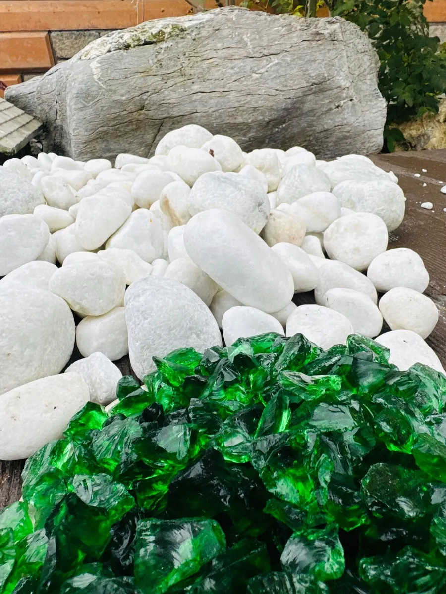 Gravestone pebbles and chippings - Image 1