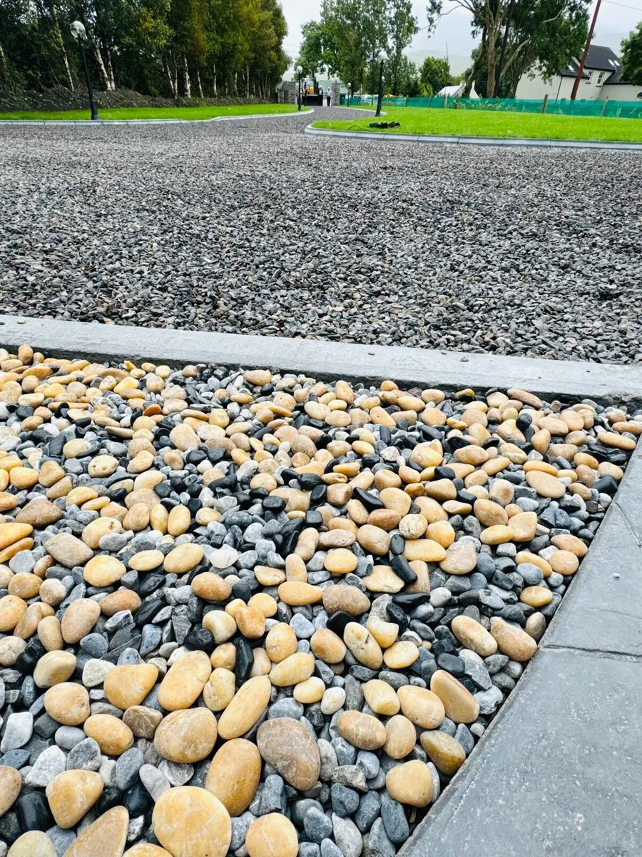 Grave pebbles and chippings - Image 4