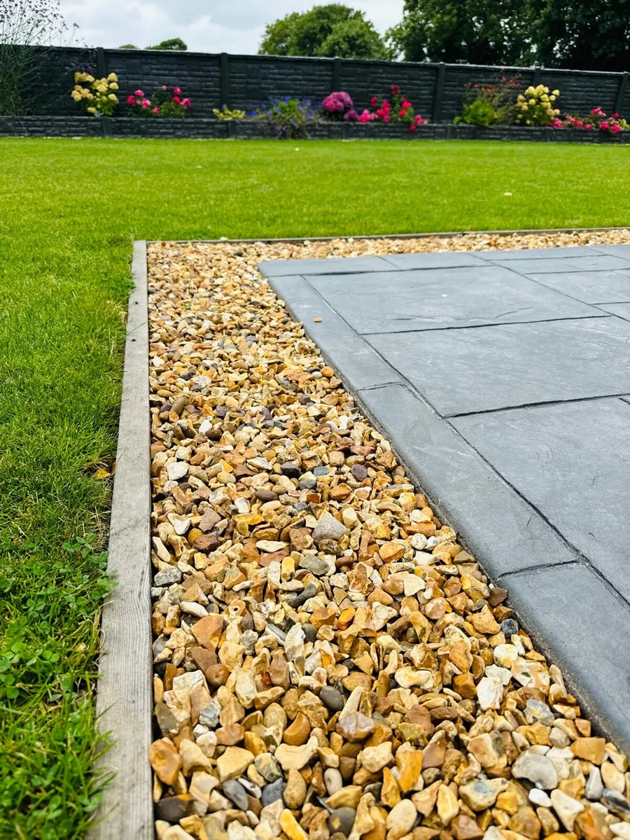 Grave pebbles and chippings - Image 2