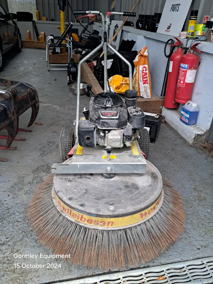 Rotating brush with Honda engine