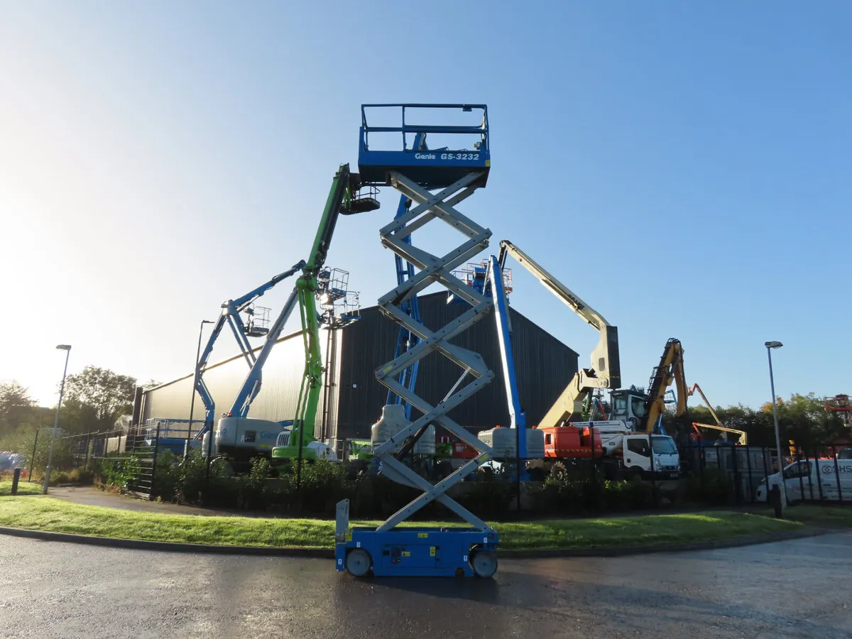 Genie 3232 Scissor Lift Access Platform - Image 3