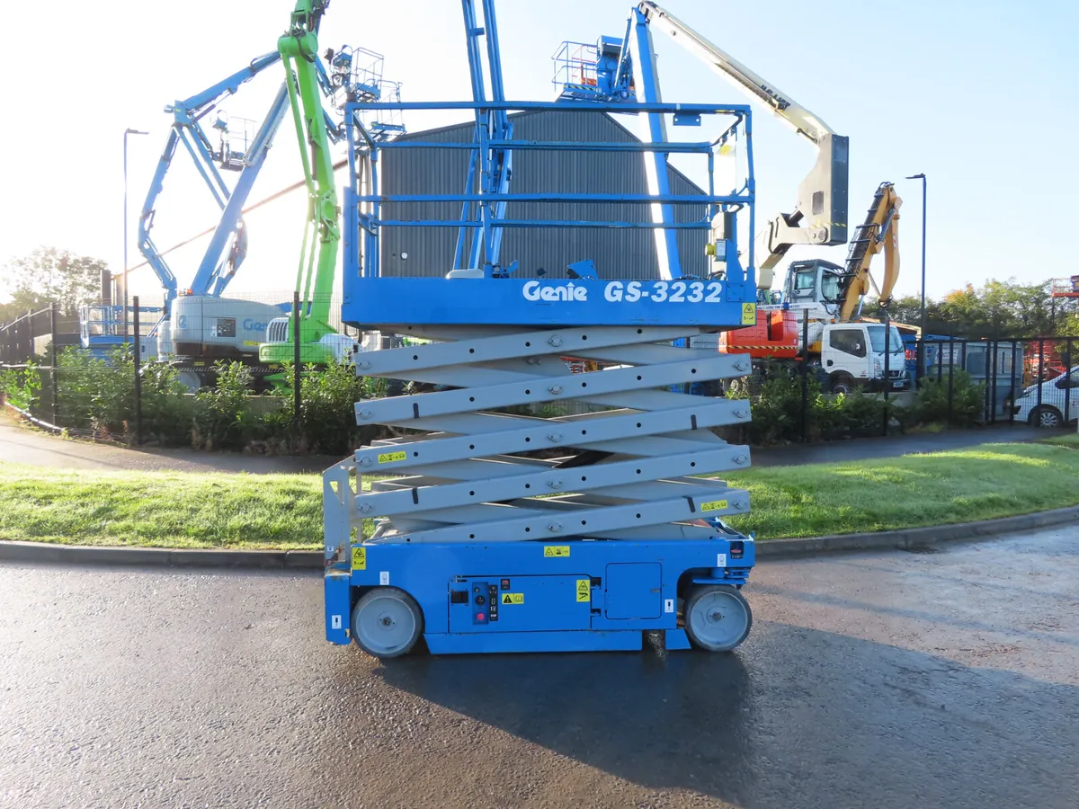 Genie 3232 Scissor Lift Access Platform - Image 2