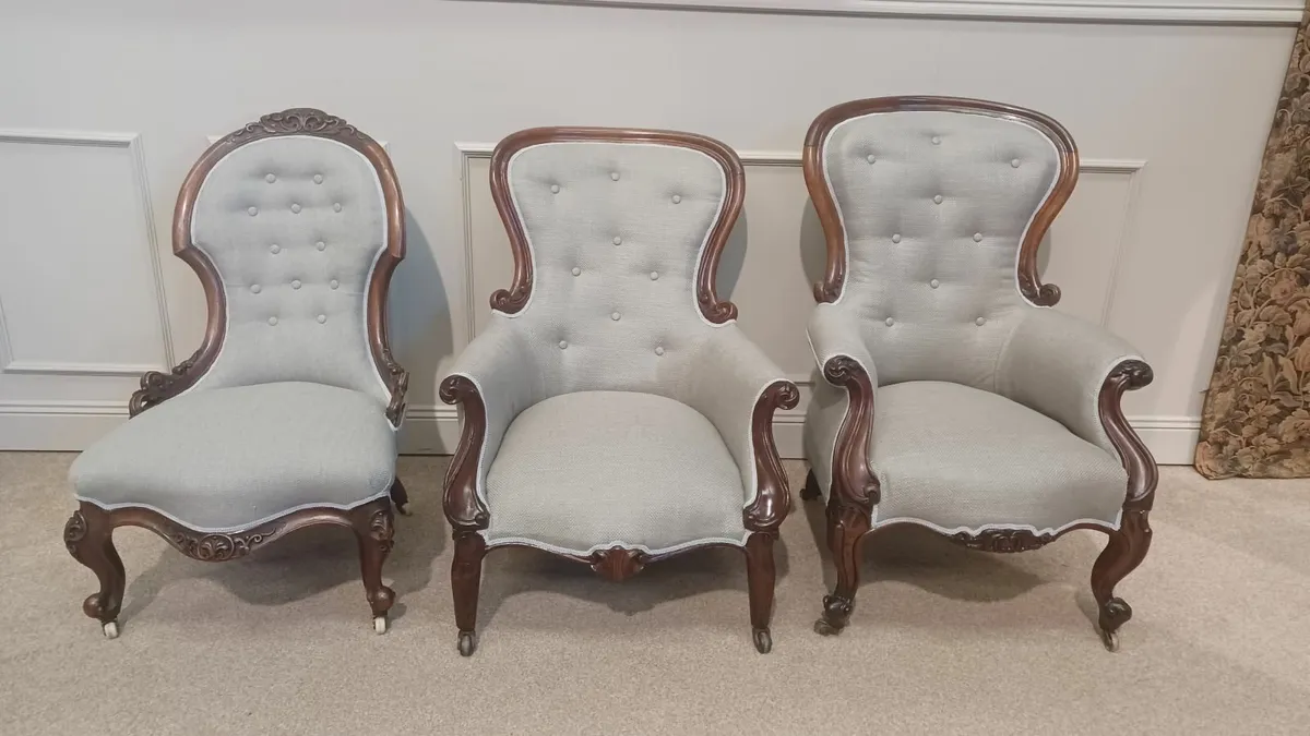 Three spoon back chairs - Image 1