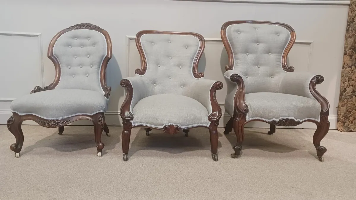 Three spoon back chairs - Image 3