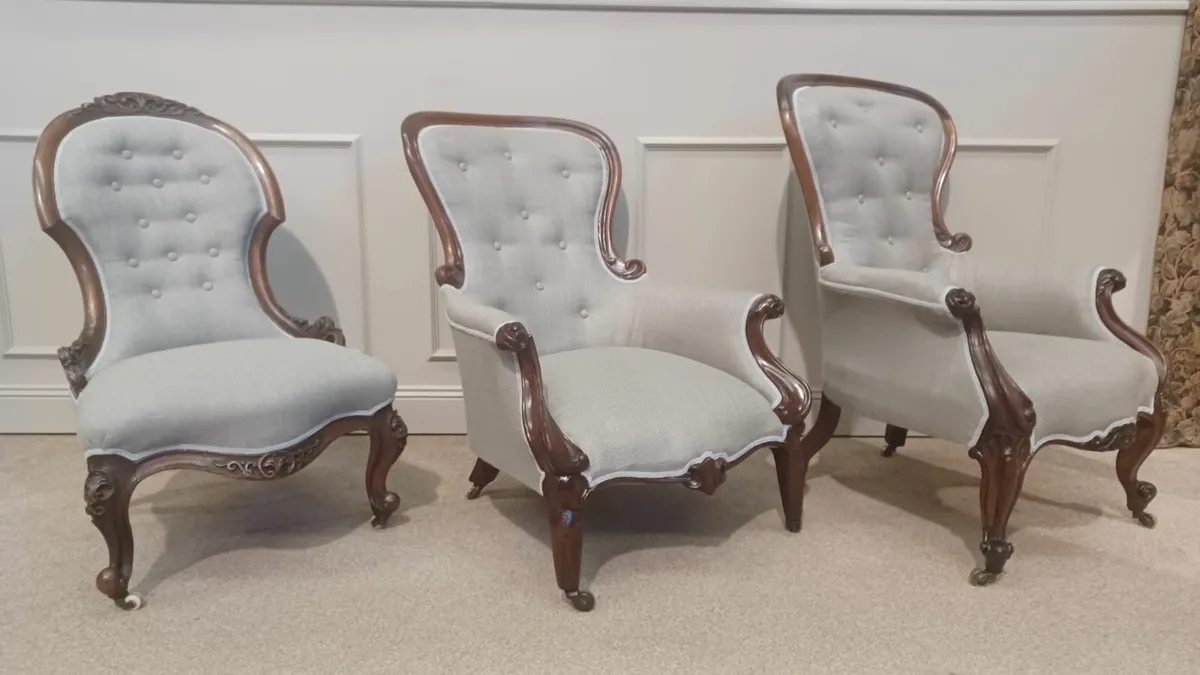 Three spoon back chairs - Image 4