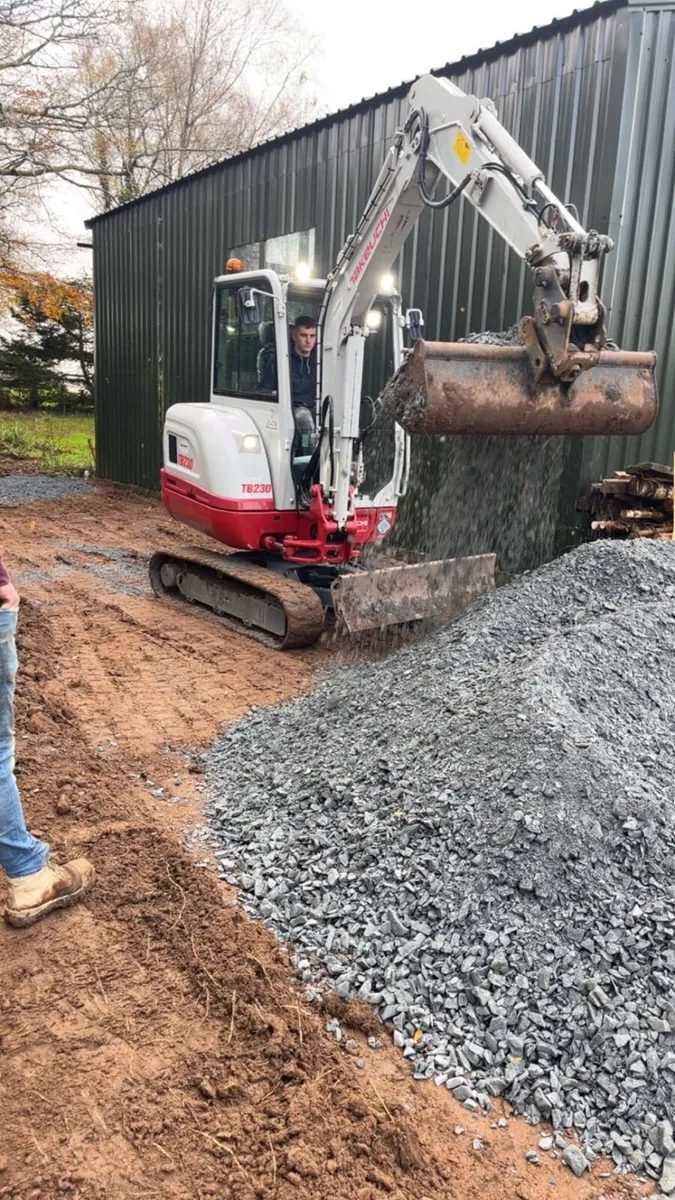 Mini digger for hire - Image 3