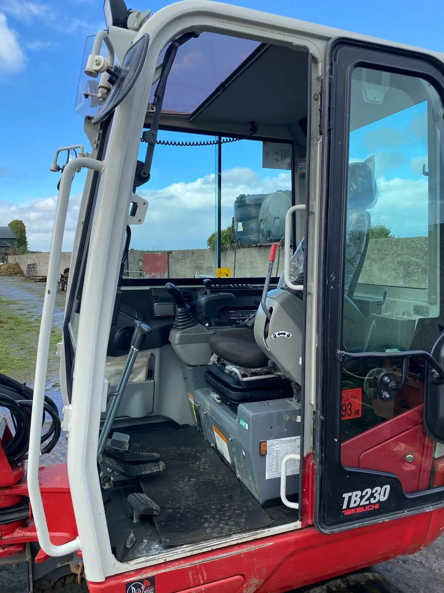 Mini digger for hire - Image 4