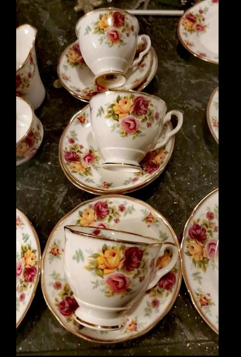 Beautiful Royal Sutherland Roses teaset - Image 1
