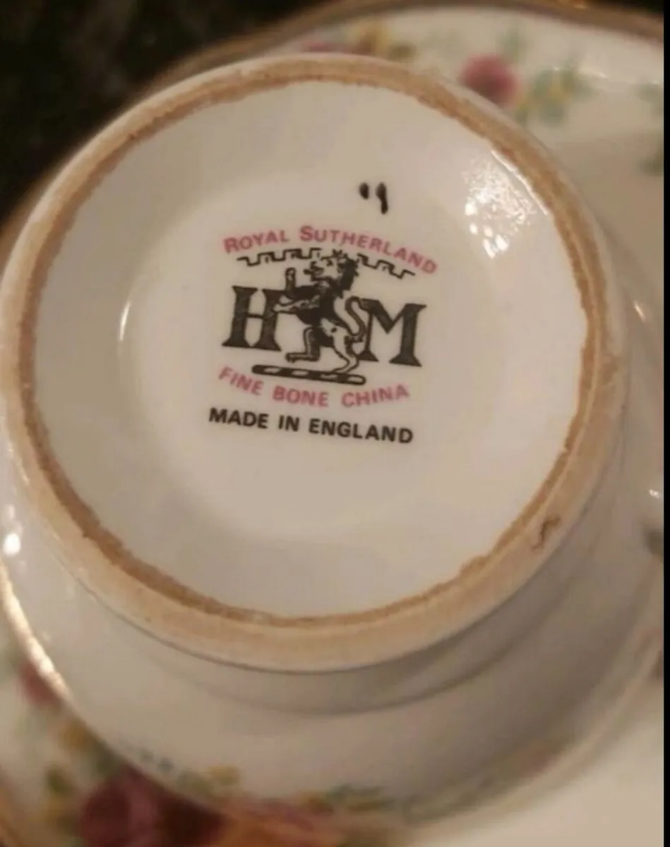 Beautiful Royal Sutherland Roses teaset - Image 3