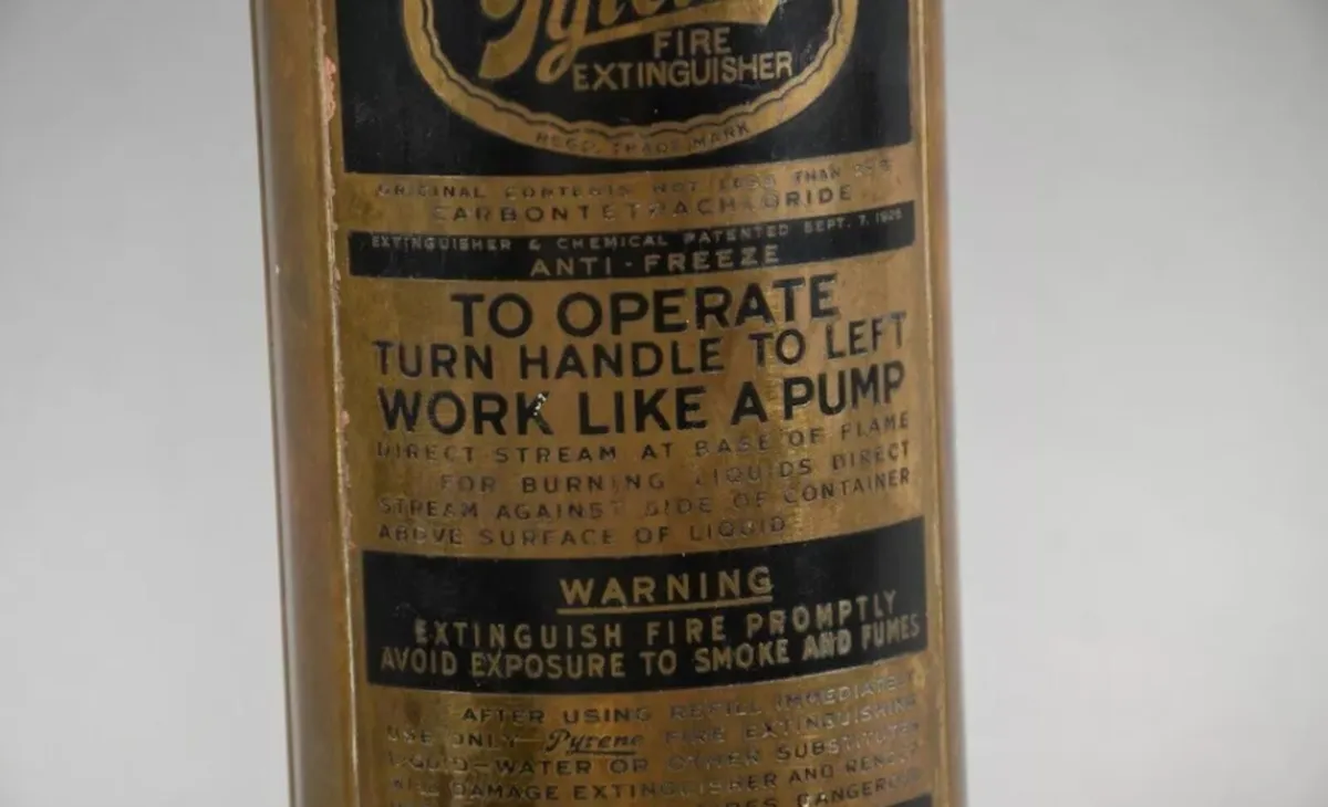 Antique brass fire extinguisher - Image 3