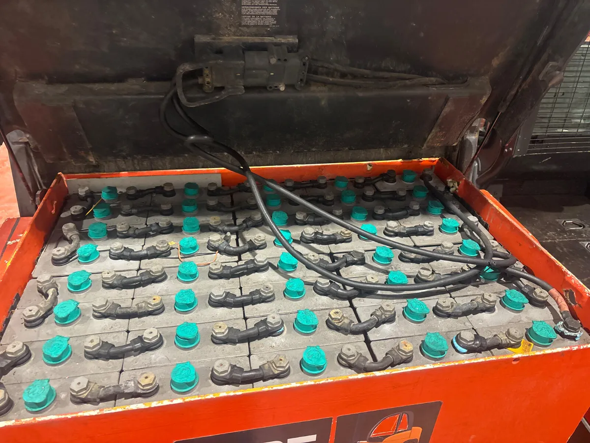 Linde E35 Electric Container spec forklift - Image 4