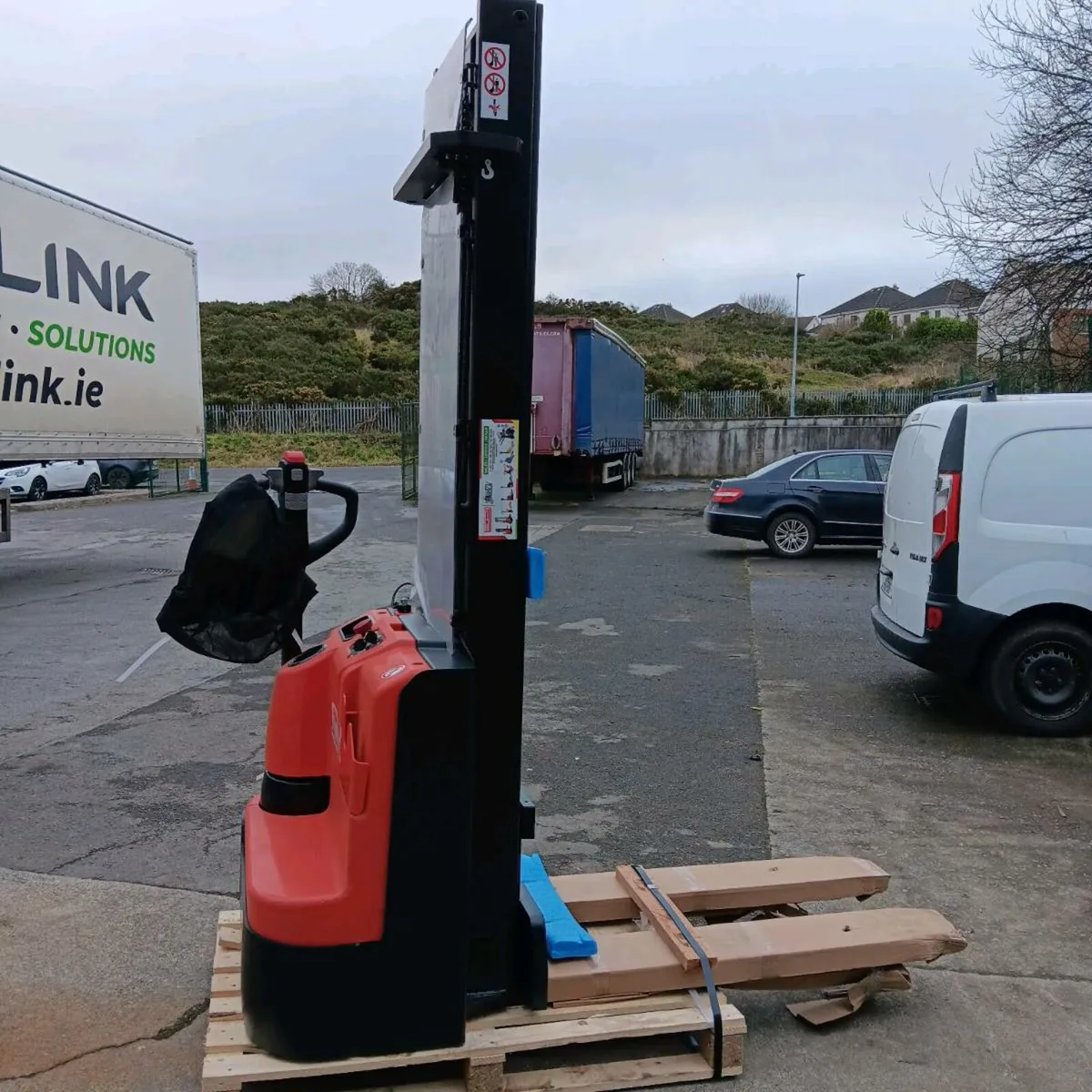 Electric & Manual Pallet Stackers - Image 1