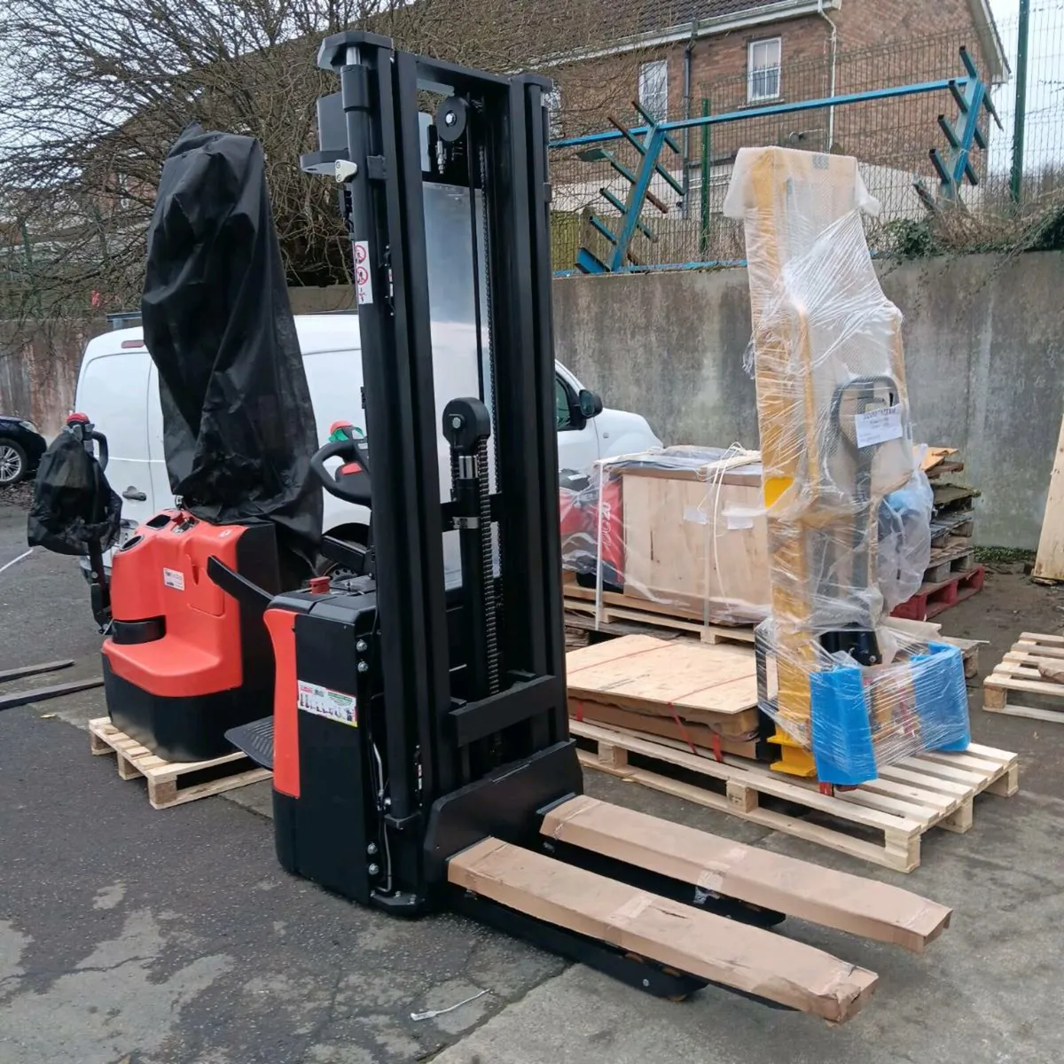 Electric & Manual Pallet Stackers - Image 3