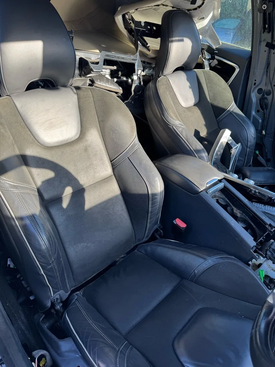 Volvo S60 2016 2 litre diesel for parts - Image 3