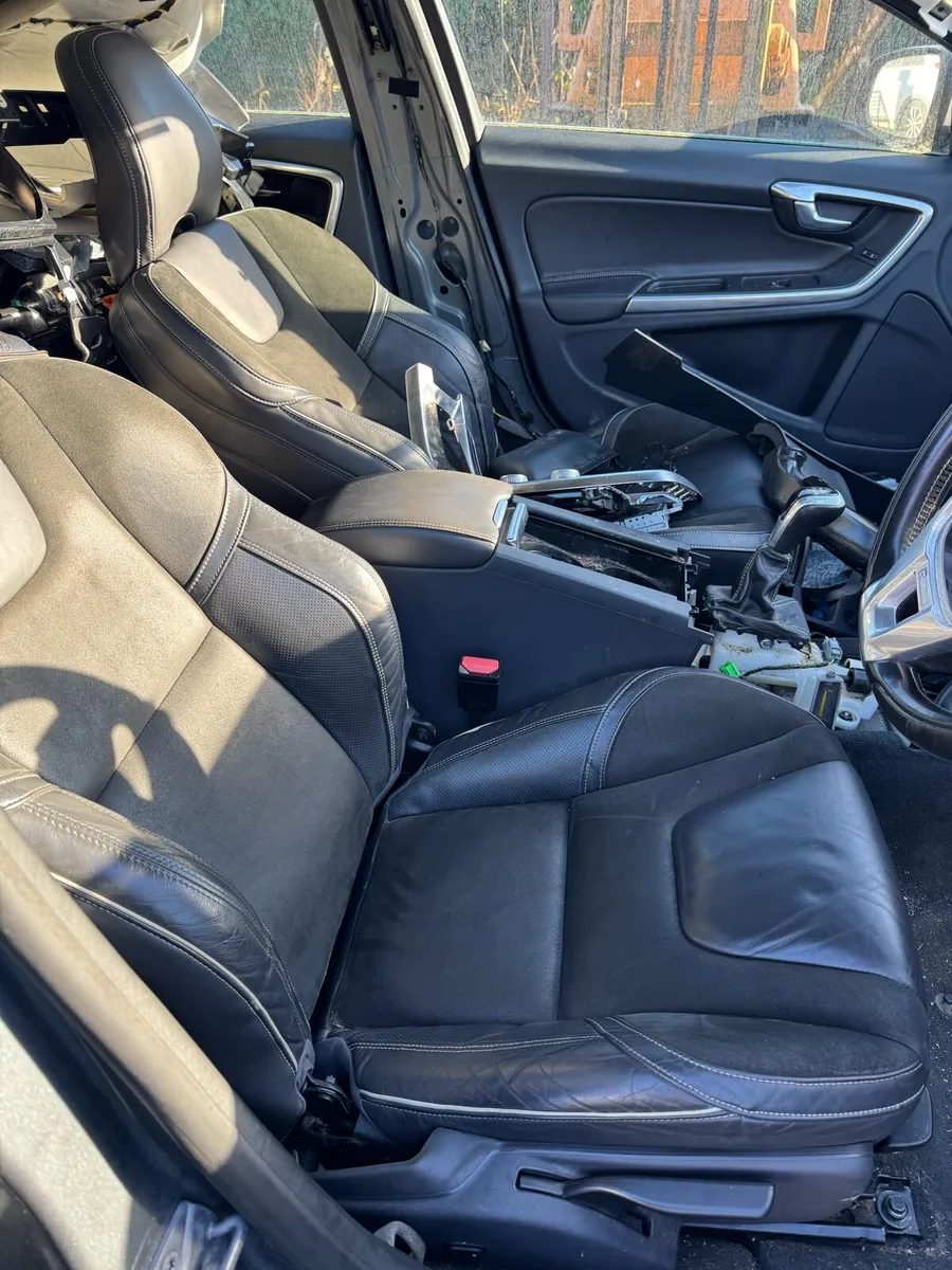 Volvo S60 2016 2 litre diesel for parts - Image 2