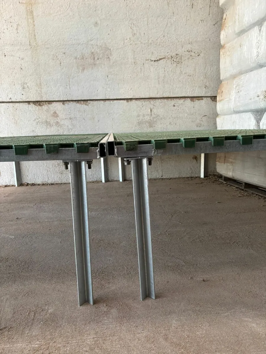 Fully Galvanised Plastic Sheep Slat Stand - Image 3
