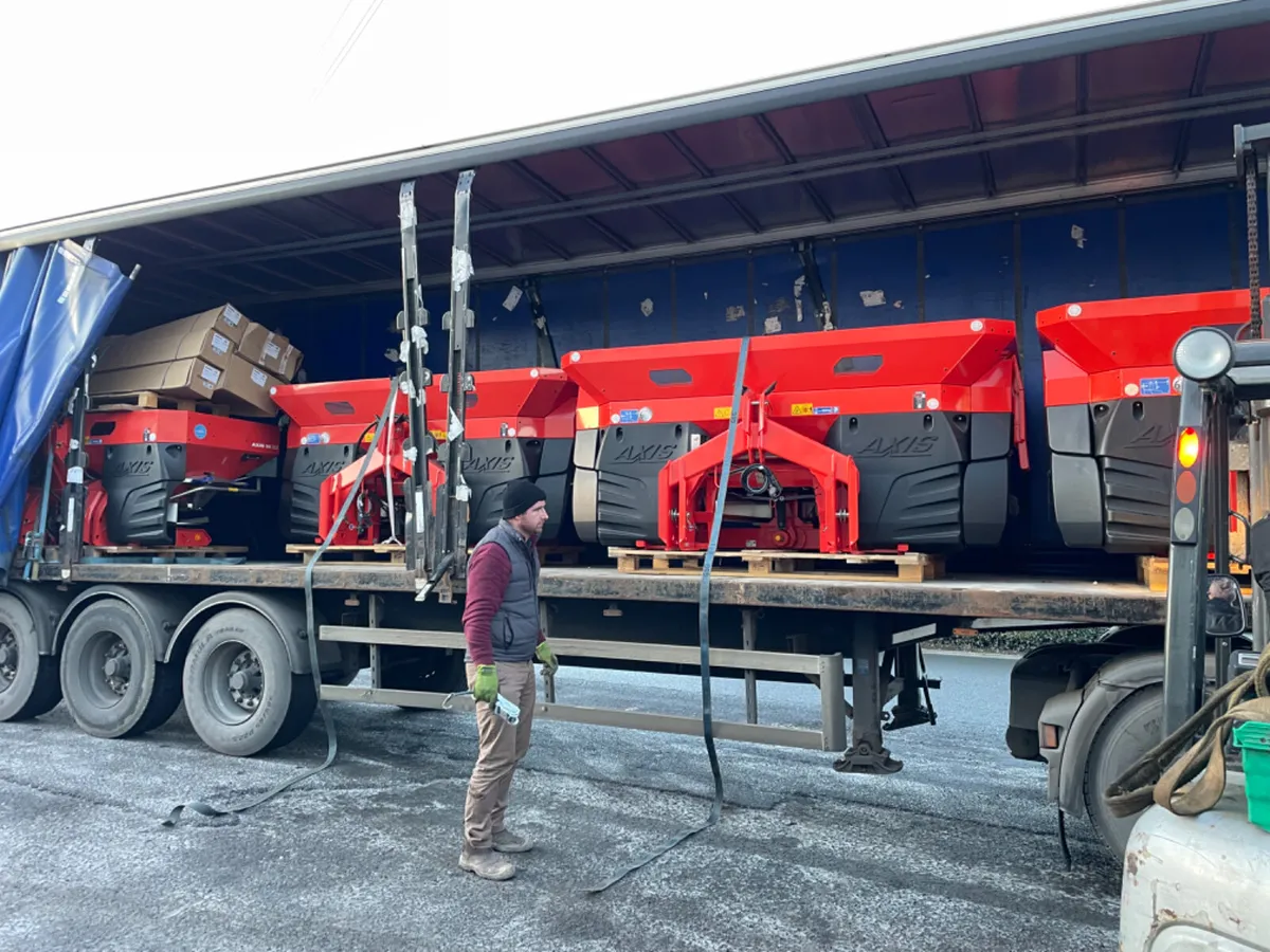 FULL RANGE OF RAUCH SPREADERS - Image 3