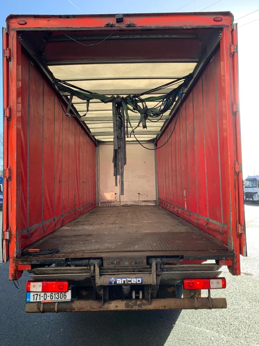 Renault D18 CurtainSider 26FT - Image 4