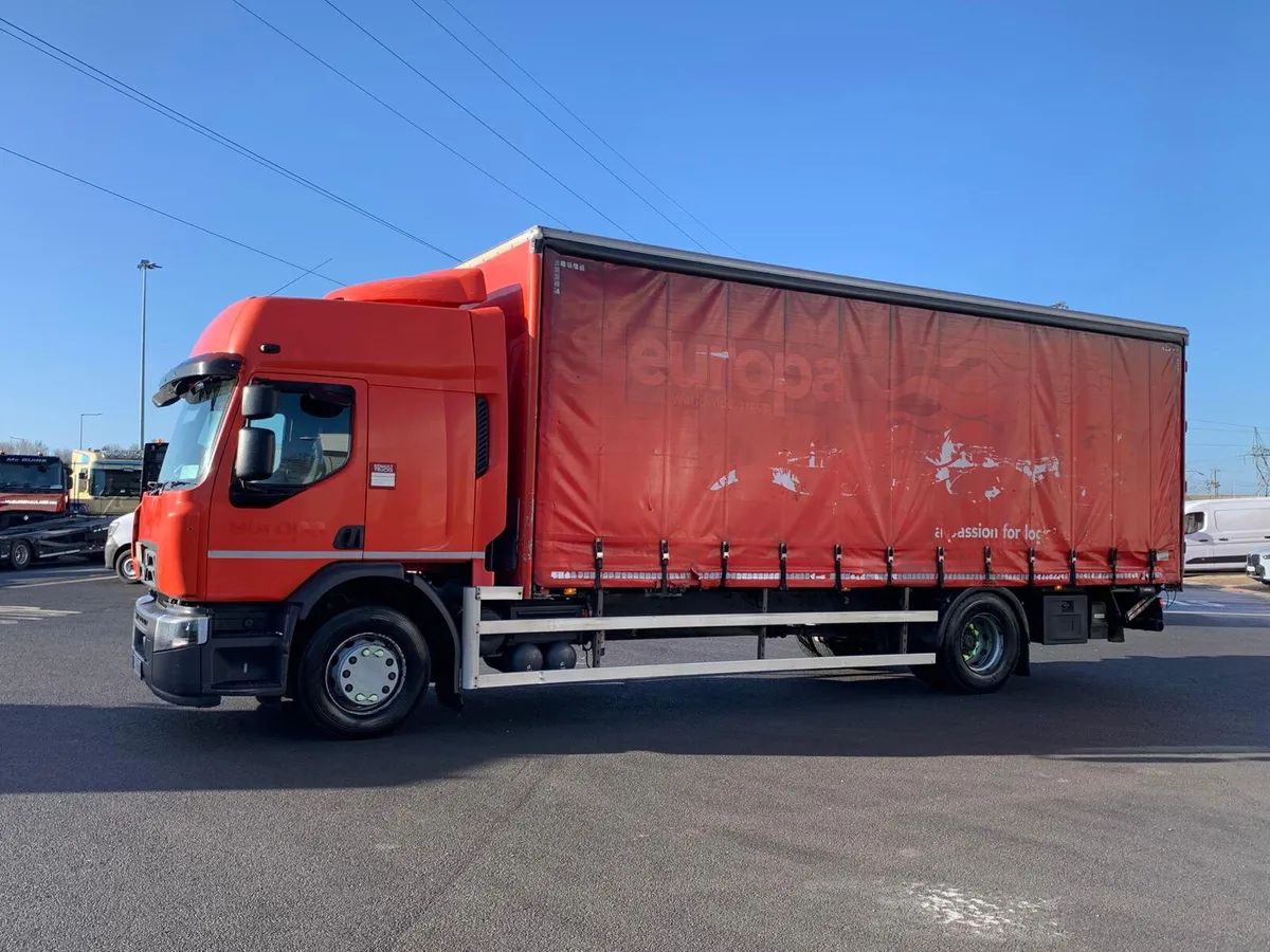 Renault D18 CurtainSider 26FT - Image 2