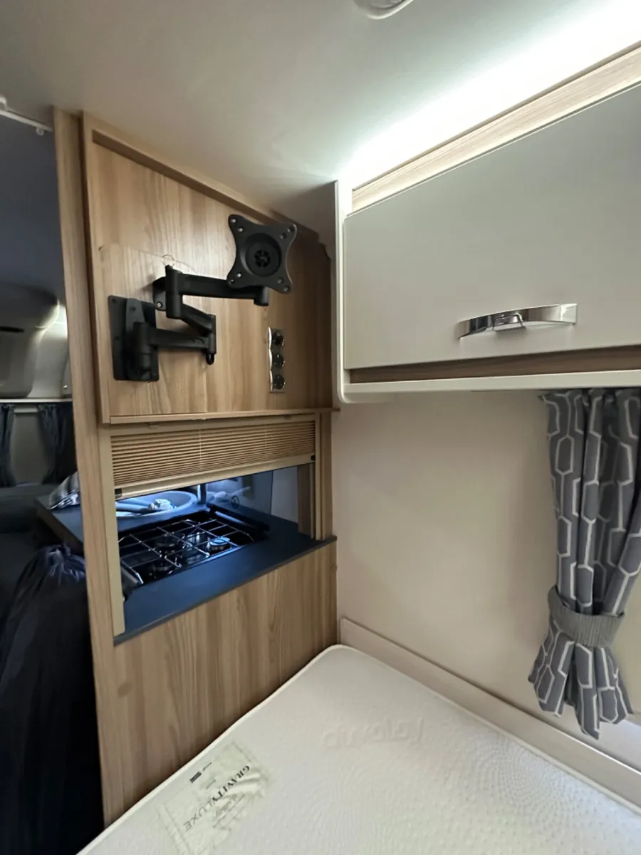 🚨2019 Swift FIXED BED 4 BERTH 🚨 - Image 3