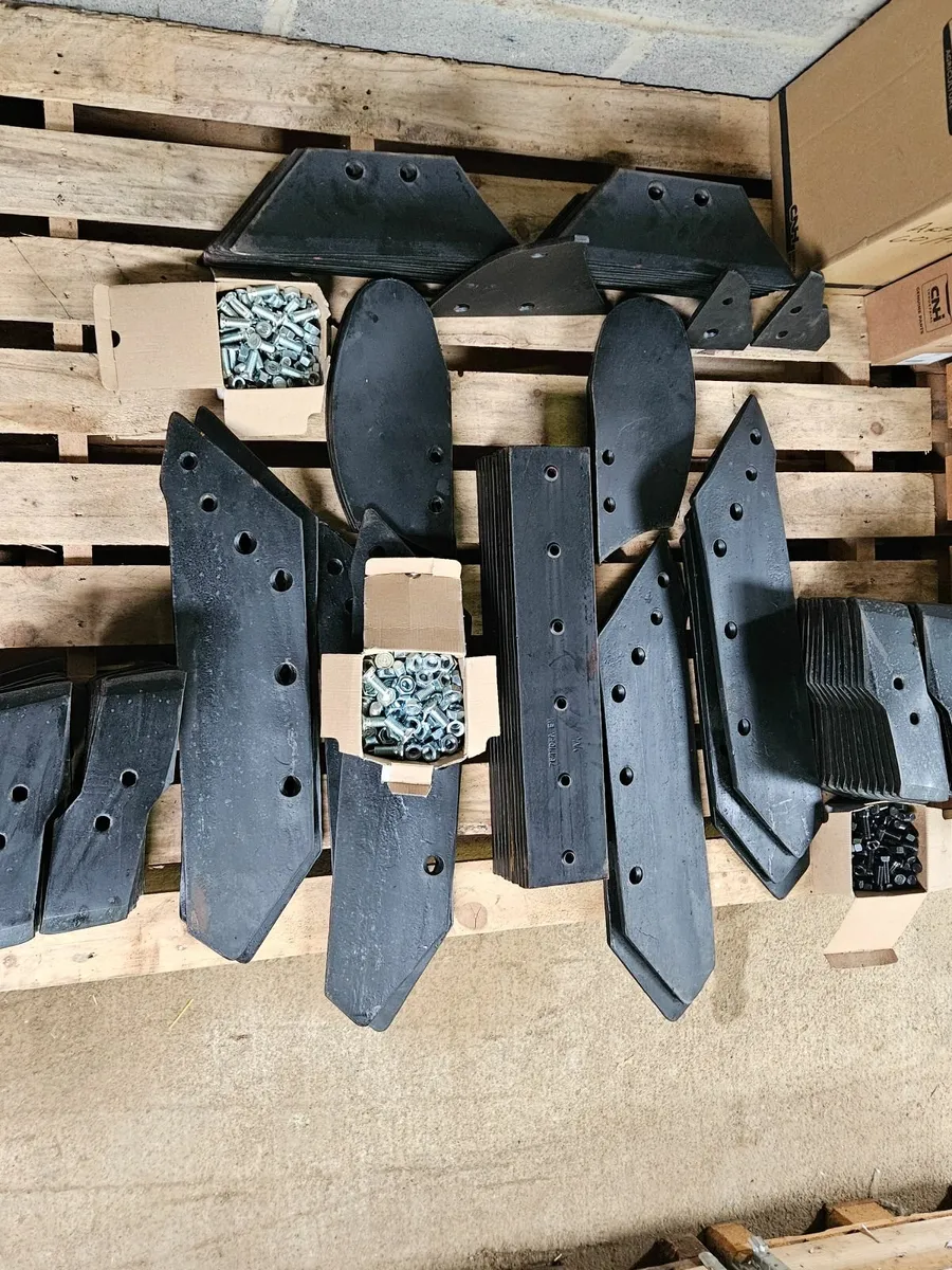 Kuhn Wearing Metal plough parts. - Image 4