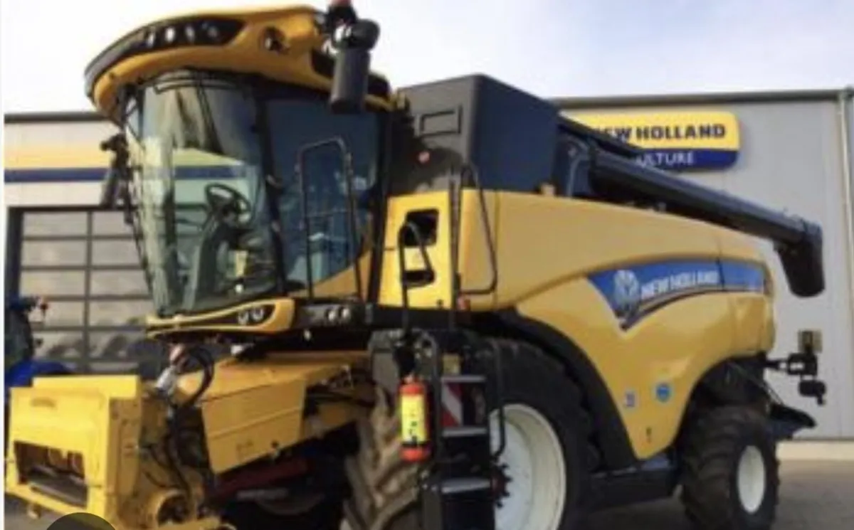 2016 New Holland CX8.70 combine for sale