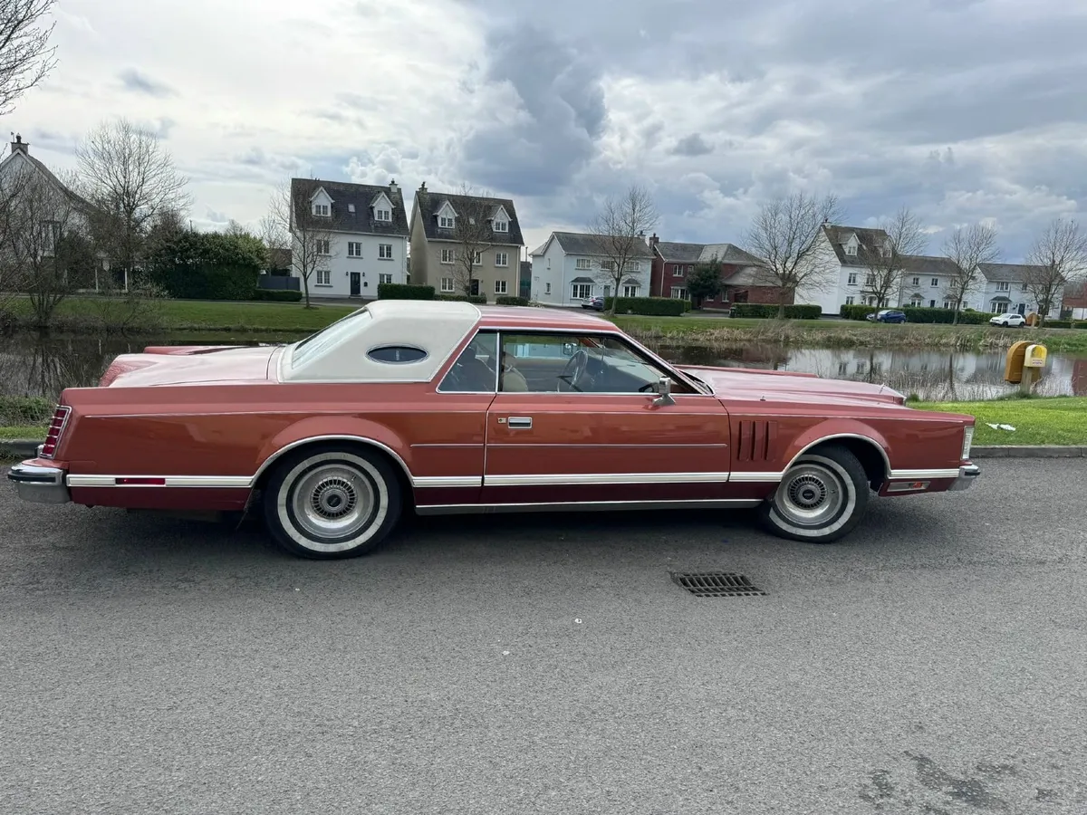 Lincoln Continental Mark V 1977 - Image 2