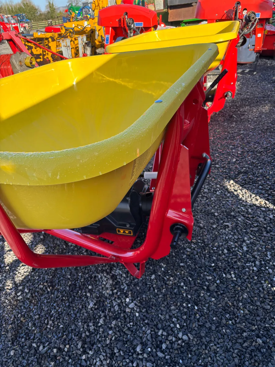 New Cosmo Fertiliser Spreader - Image 3
