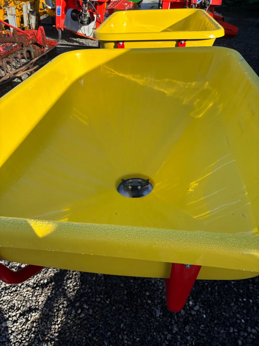 New Cosmo Fertiliser Spreader - Image 2