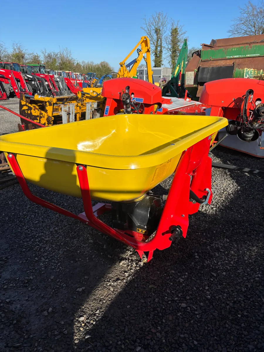 New Cosmo Fertiliser Spreader - Image 4