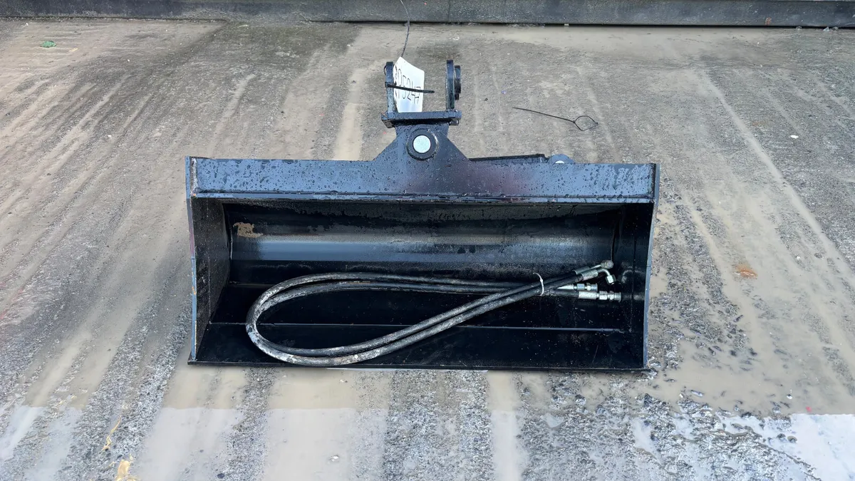 32” Hydraulic Tilting Bucket - Image 2