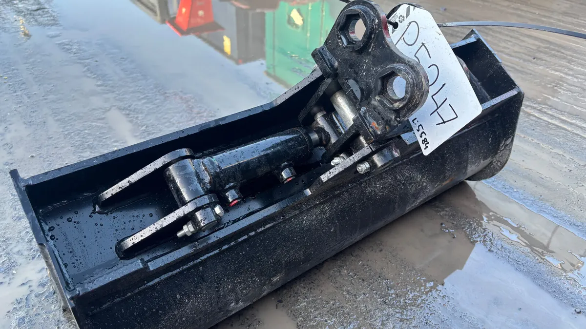 32” Hydraulic Tilting Bucket - Image 4