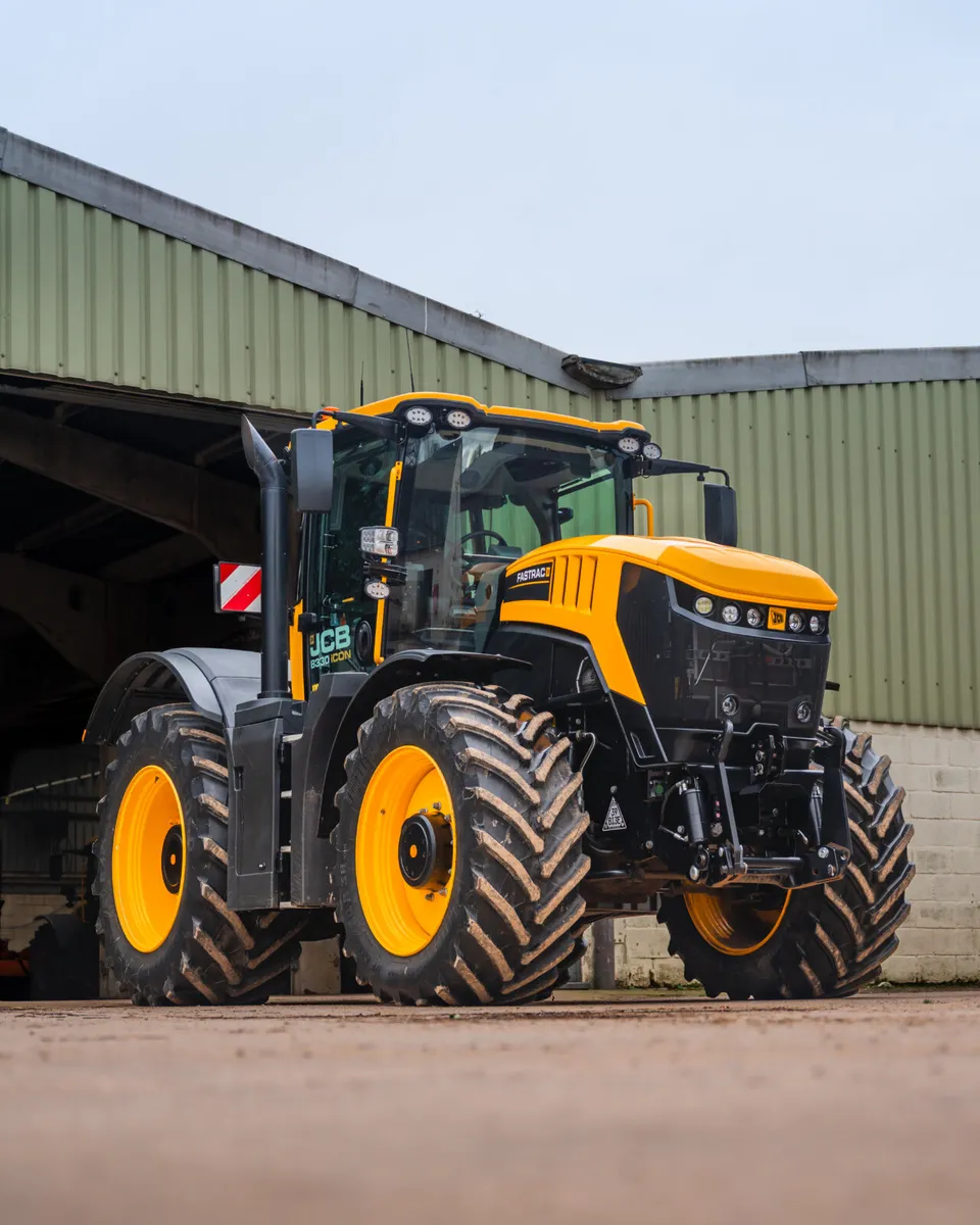 JCB FASTRAC  8290 - 8330  from 281 - 335 hp - Image 4