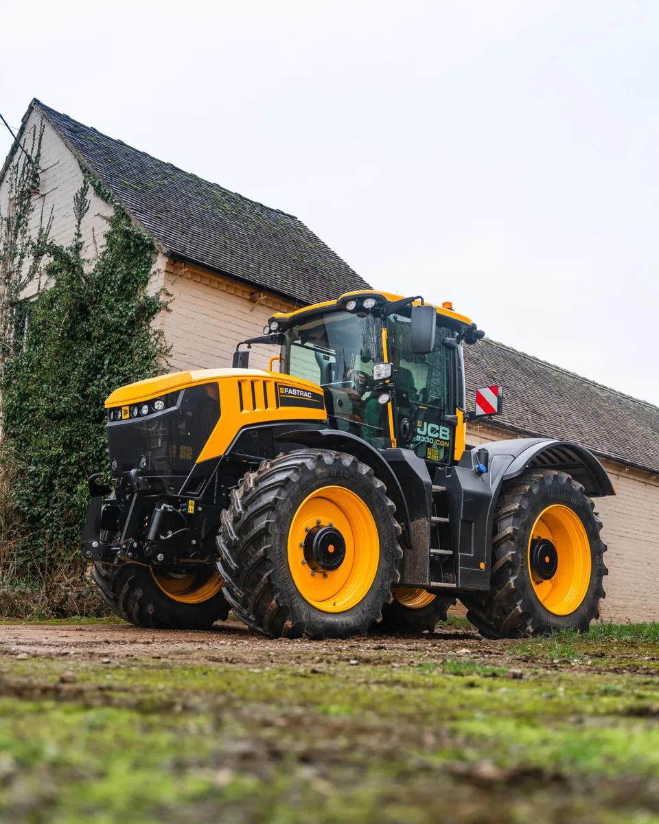 JCB FASTRAC  8290 - 8330  from 281 - 335 hp - Image 3