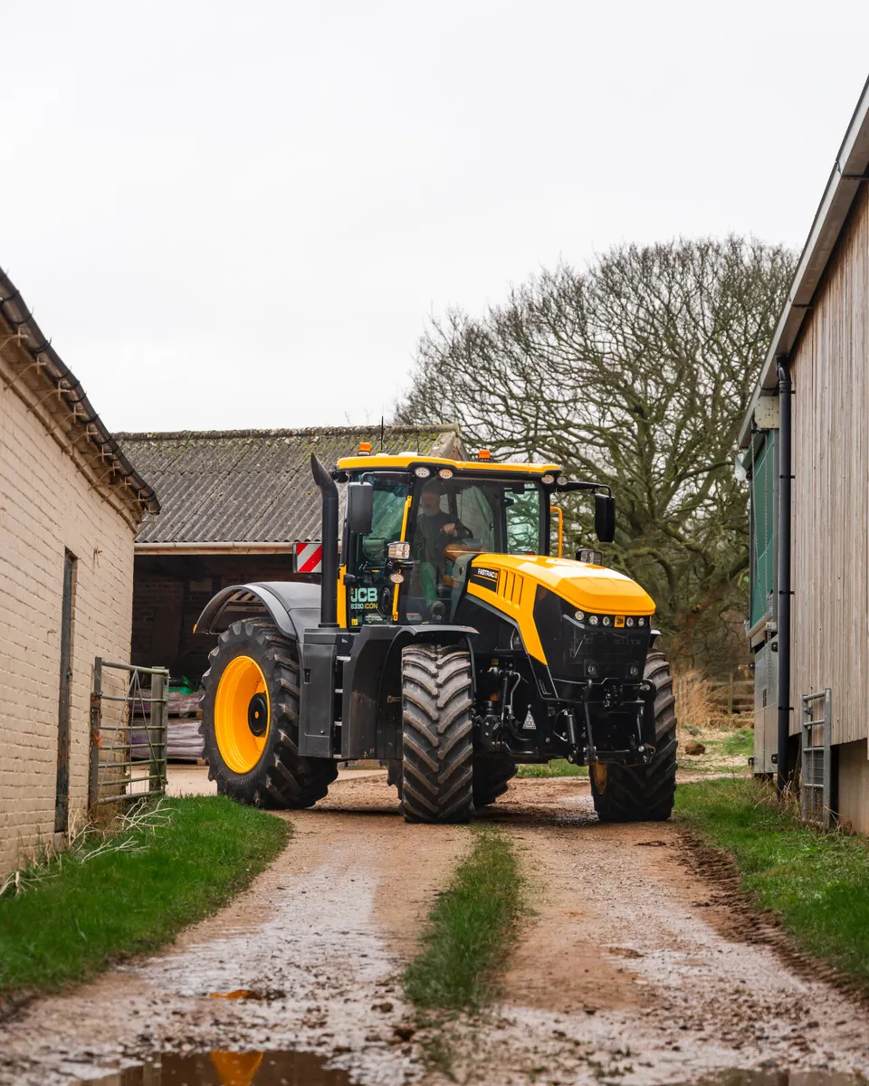 JCB FASTRAC  8290 - 8330  from 281 - 335 hp - Image 2