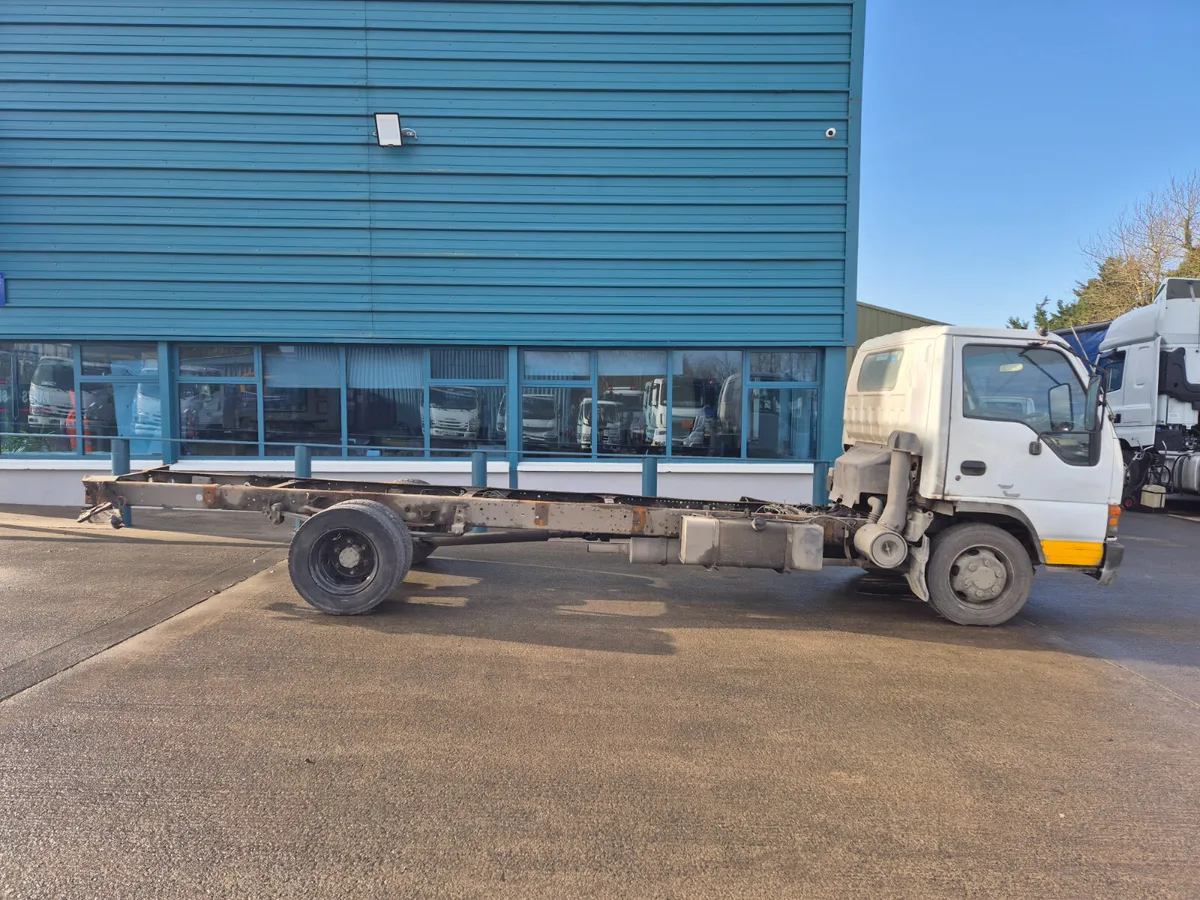 2004 ISUZU NQR CHASSIS CAB - Image 2