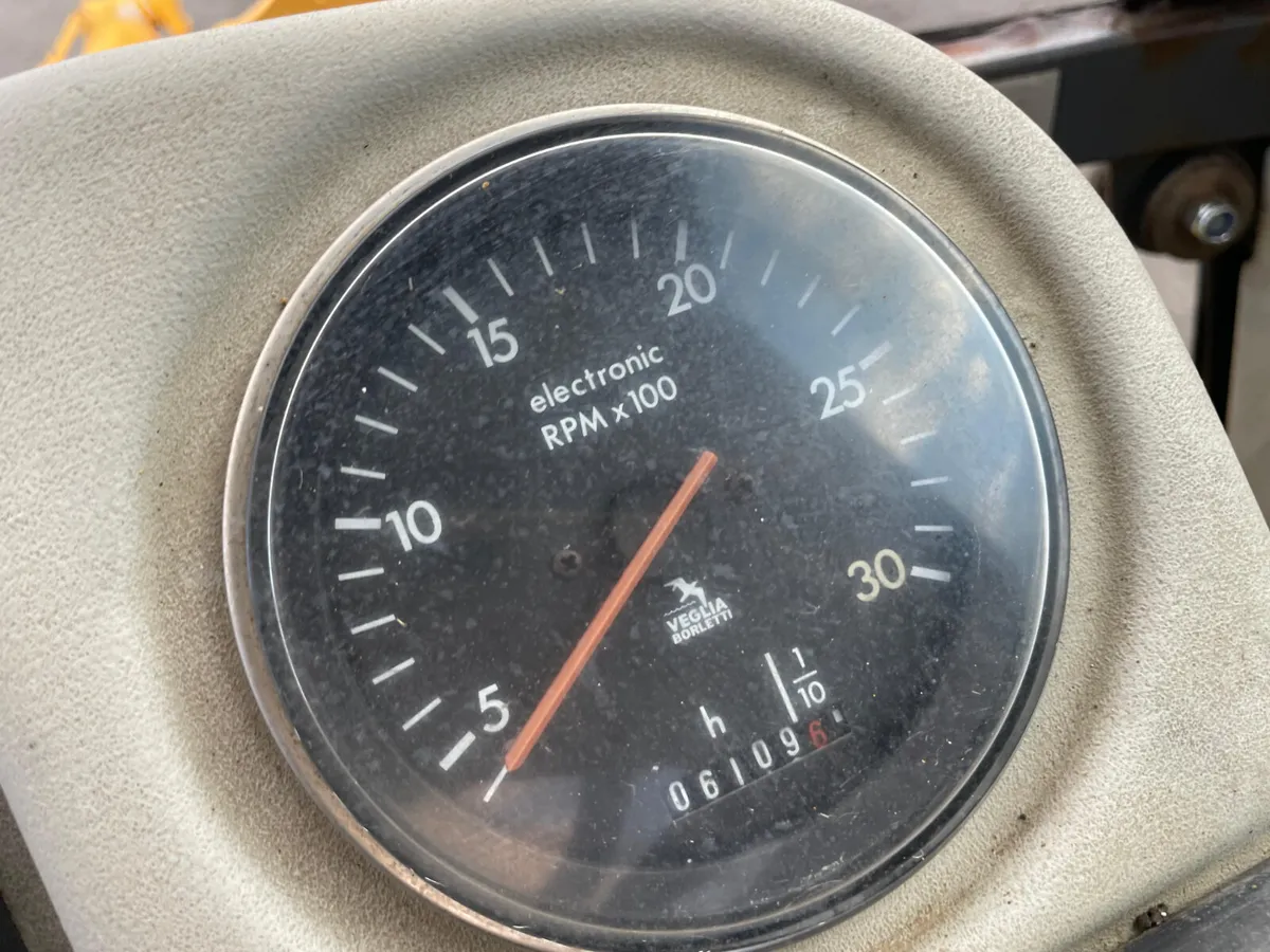 Case 211B Loader - Image 4