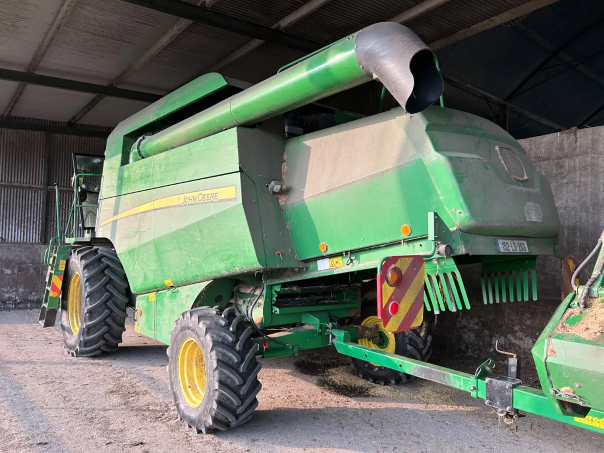 John Deere W440 combine - Image 1