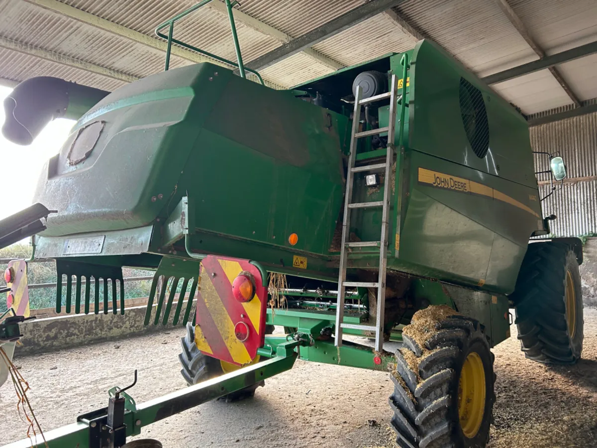 John Deere W440 combine - Image 2