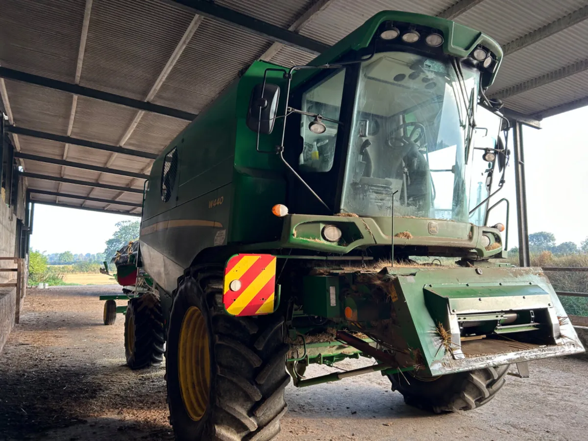 John Deere W440 combine - Image 3