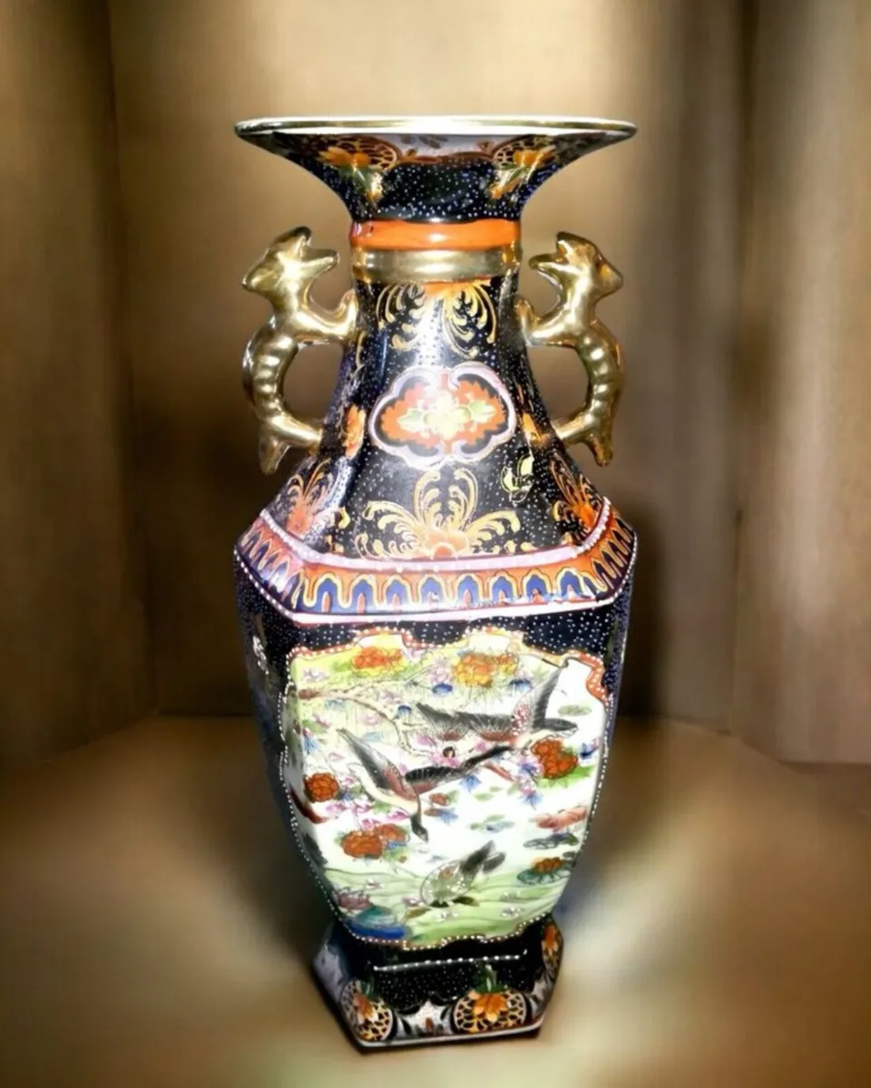 Large Chinese vase - Image 1