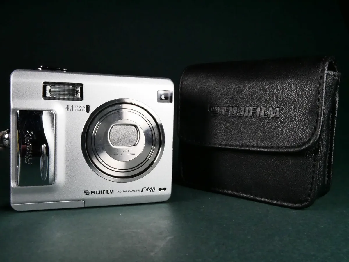 FUJIFILM FinePix F440 Digital Camera 4megapixel - Image 2