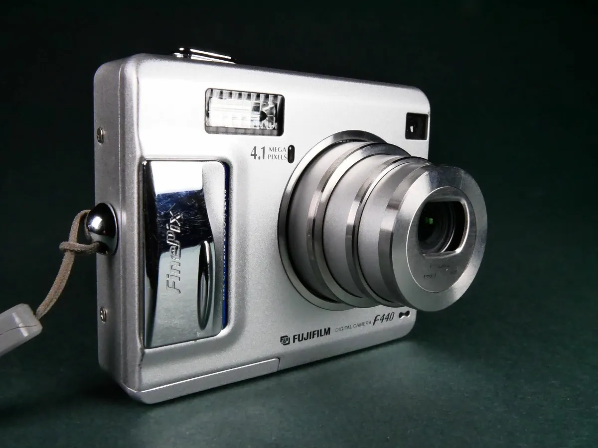 FUJIFILM FinePix F440 Digital Camera 4megapixel - Image 4