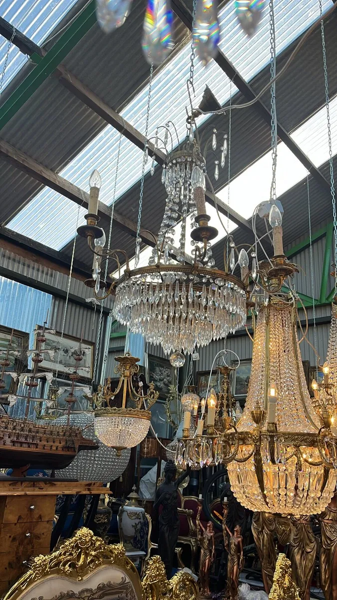 Large collection of chandeliers - Image 2