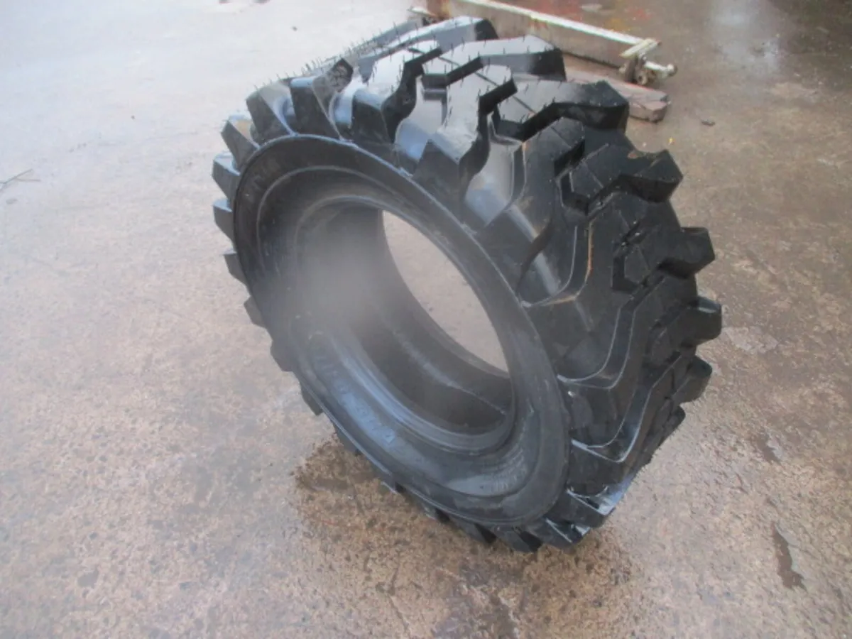 x1 ((NEW)) Trac Chief 14-17.5 Loadall Tyre - Image 1