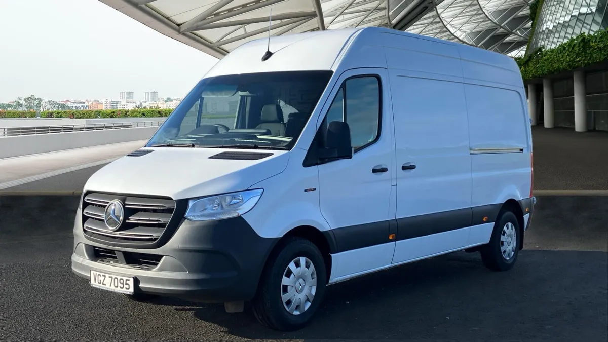 Mercedes-Benz eSprinter 55kWh Progressive Auto FWD - Image 4