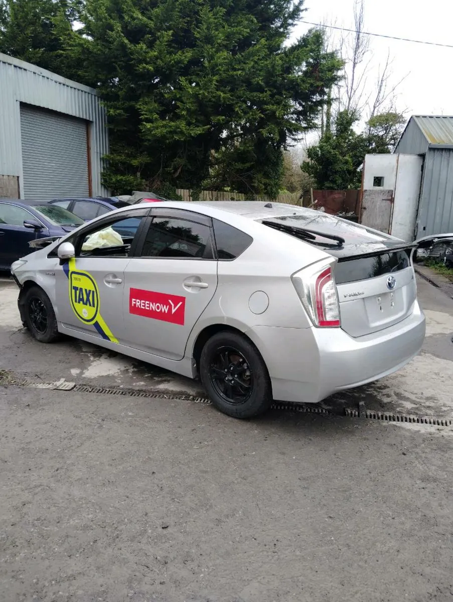 Breaking Toyota Prius 2012 hybrid - Image 2