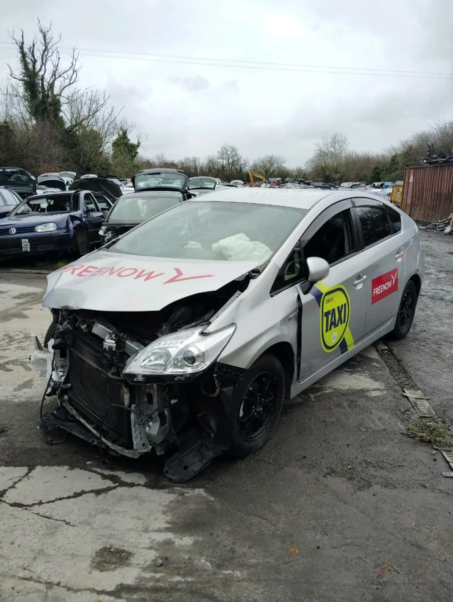 Breaking Toyota Prius 2012 hybrid - Image 1