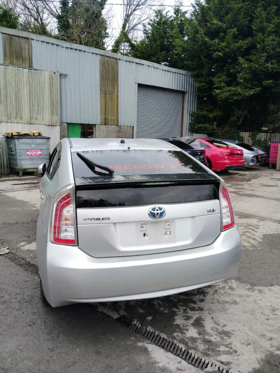Breaking Toyota Prius 2012 hybrid - Image 3