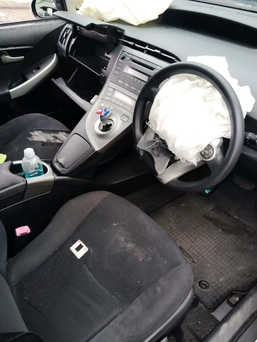 Breaking Toyota Prius 2012 hybrid - Image 4